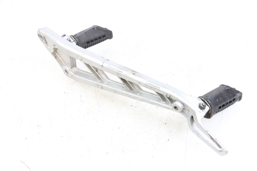 photo de PLATINE CALE PIED AVANT GAUCHE HYOSUNG GF 125 (2001 - 2005) - Gros plan technique