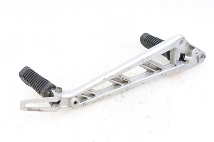 photo de PLATINE CALE PIED AVANT GAUCHE HYOSUNG GF 125 (2001 - 2005) - Vue d’ensemble