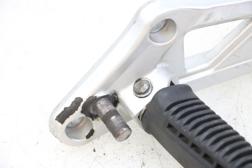 photo de PLATINE CALE PIED AVANT GAUCHE HYOSUNG GF 125 (2001 - 2005) - État de surface