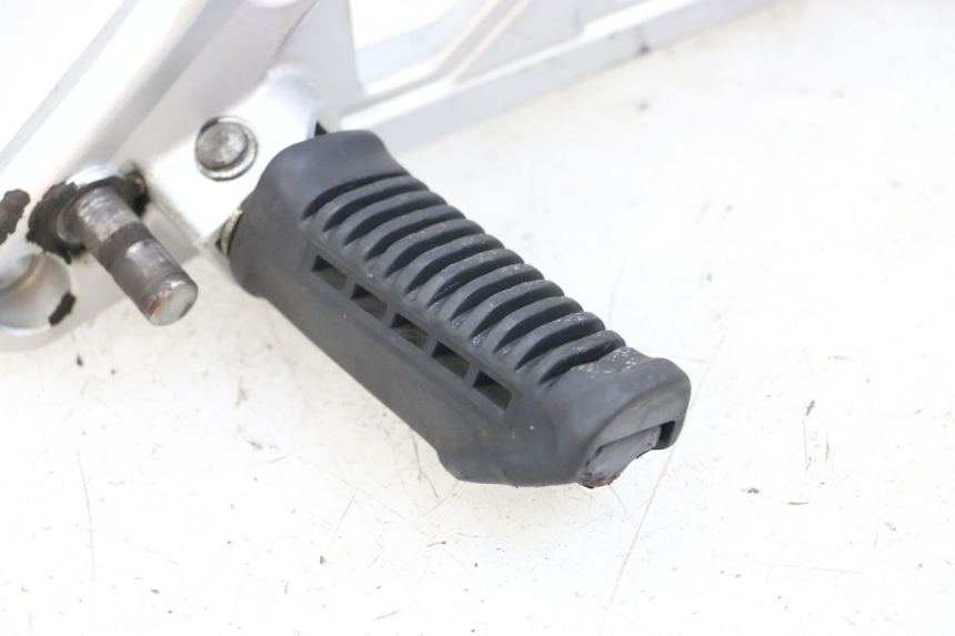 photo de PLATINE CALE PIED AVANT GAUCHE HYOSUNG GF 125 (2001 - 2005) - Pièce contrôlée