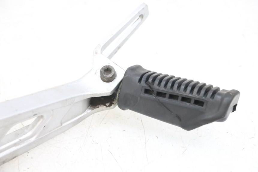 photo de PLATINE CALE PIED AVANT GAUCHE HYOSUNG GF 125 (2001 - 2005) - Marquages et références