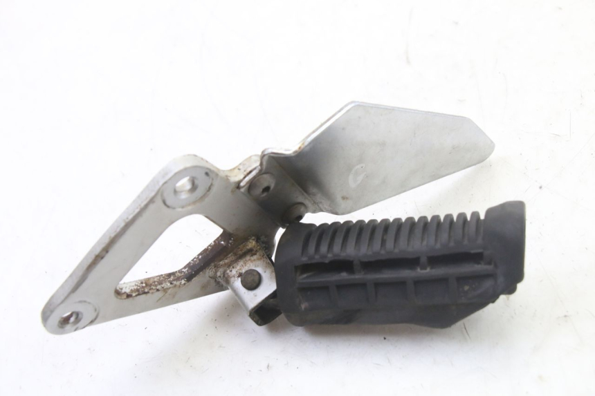 photo de PLATINE CALE PIED AVANT GAUCHE SUZUKI GS GSE 500 (2001 - 2003) - Détail de la pièce