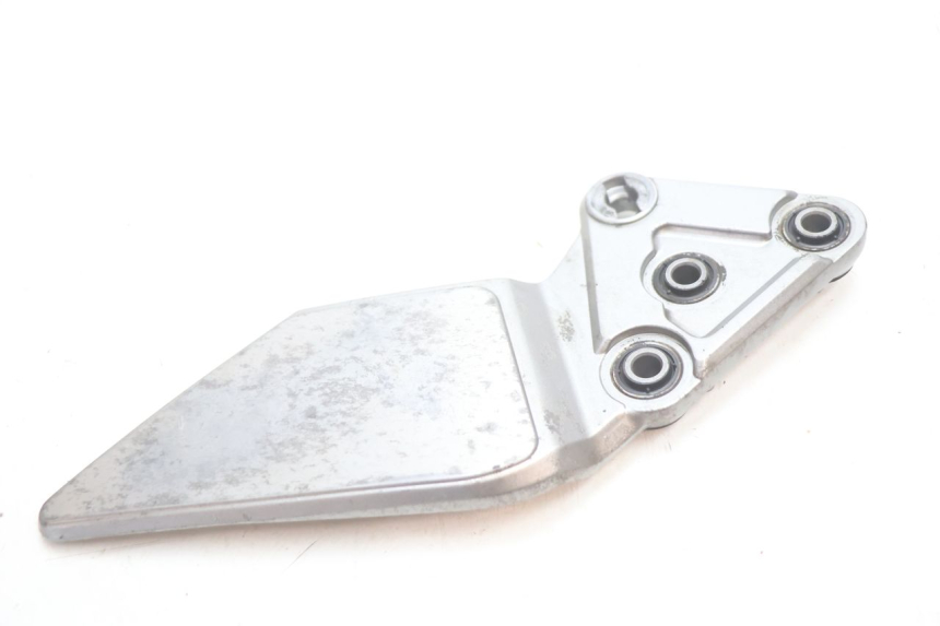 photo de PLATINE CALE PIED AVANT GAUCHE SUZUKI GSF N BANDIT 1200 (2001 - 2005) - Zoom état d’usage