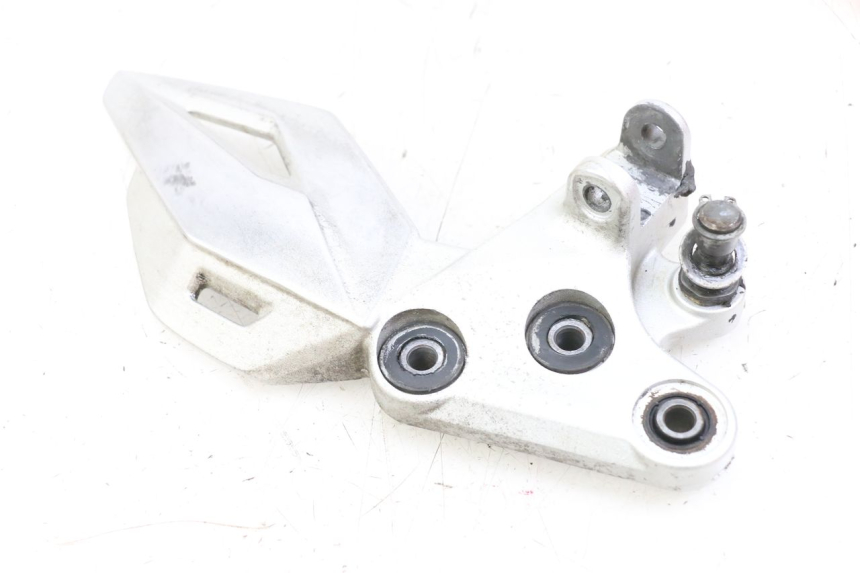 photo de PLATINE CALE PIED AVANT GAUCHE SUZUKI GSR 750 (2011 - 2017) - Détail de la pièce