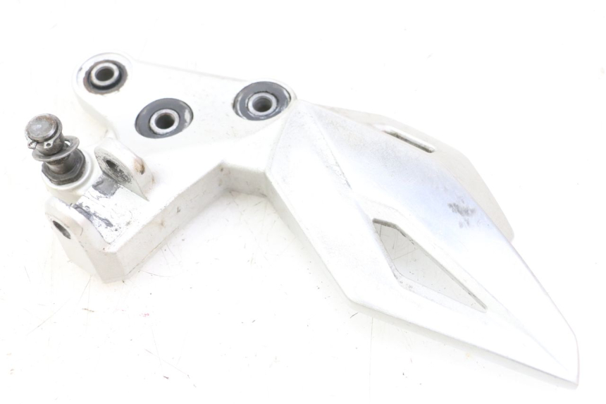 photo de PLATINE CALE PIED AVANT GAUCHE SUZUKI GSR 750 (2011 - 2017) - Zoom état d’usage