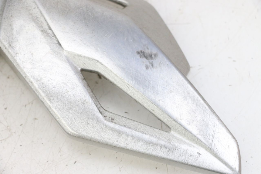 photo de PLATINE CALE PIED AVANT GAUCHE SUZUKI GSR 750 (2011 - 2017) - Autre angle de vue
