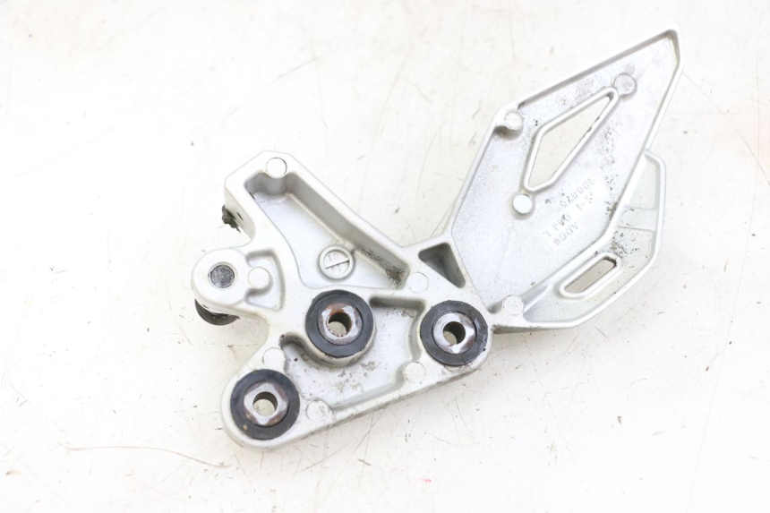 photo de PLATINE CALE PIED AVANT GAUCHE SUZUKI GSR 750 (2011 - 2017) - Gros plan technique