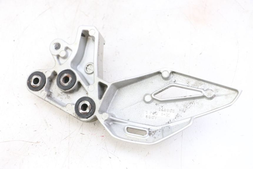 photo de PLATINE CALE PIED AVANT GAUCHE SUZUKI GSR 750 (2011 - 2017) - Vue d’ensemble