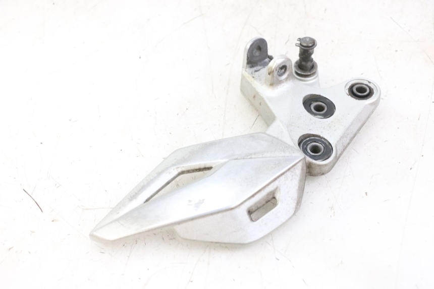 photo de PLATINE CALE PIED AVANT GAUCHE SUZUKI GSR 750 (2011 - 2017) - État de surface