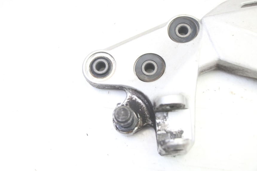 photo de PLATINE CALE PIED AVANT GAUCHE SUZUKI GSR 750 (2011 - 2017) - Détail de la pièce