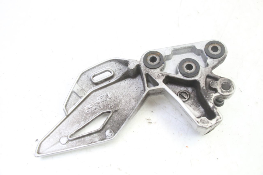 photo de PLATINE CALE PIED AVANT GAUCHE SUZUKI GSR 750 (2011 - 2017) - Gros plan technique