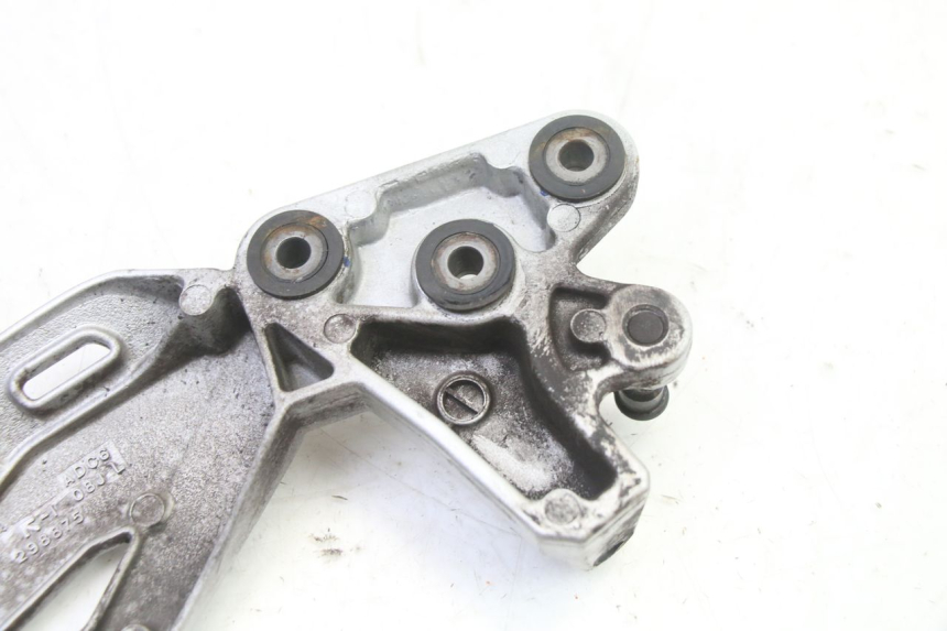 photo de PLATINE CALE PIED AVANT GAUCHE SUZUKI GSR 750 (2011 - 2017) - Points de fixation