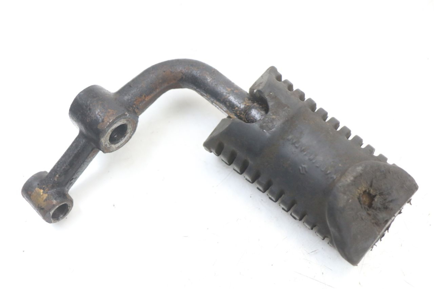 photo de PLATINE CALE PIED AVANT GAUCHE SUZUKI GSX E 250 (1982 - 1983) - Gros plan technique