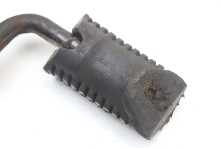 photo de PLATINE CALE PIED AVANT GAUCHE SUZUKI GSX E 250 (1982 - 1983) - Points de fixation