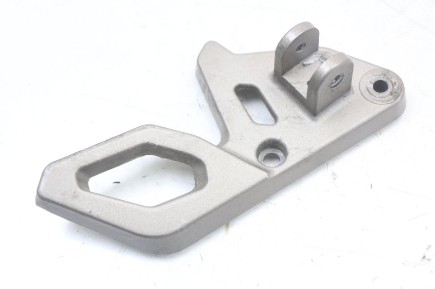 photo de PLATINE CALE PIED AVANT GAUCHE MASAI SCRAMBLER SPORT 125 (2021 - 2025) - Autre angle de vue