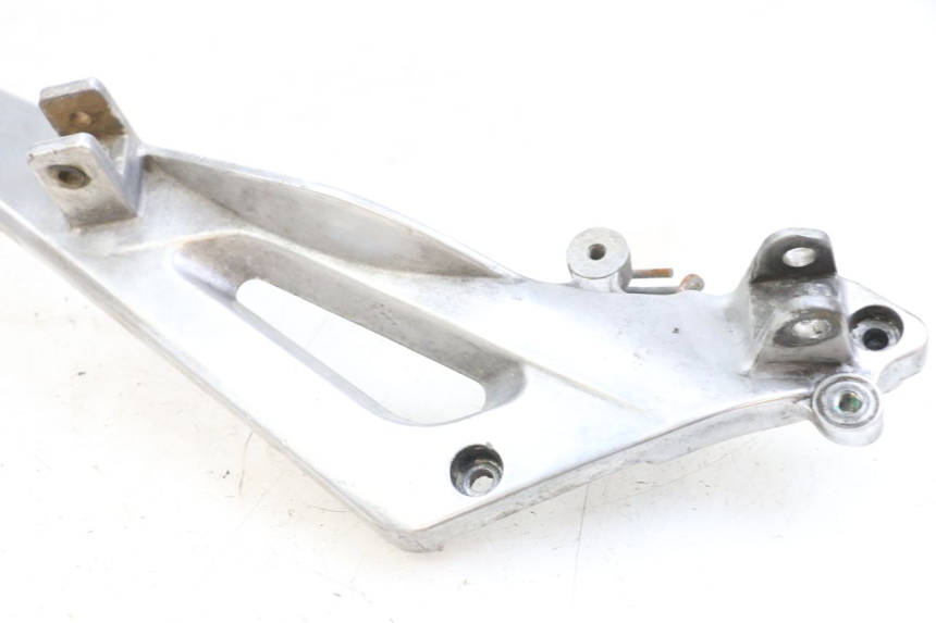 photo de PLATINE CALE PIED AVANT GAUCHE HONDA NTV DEAUVILLE 650 (1998 - 2001) - Gros plan technique