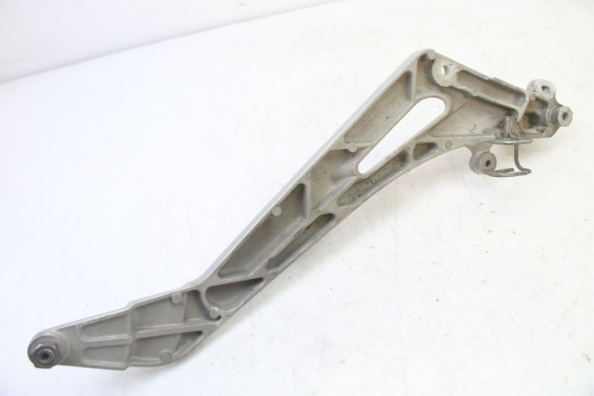 photo de PLATINE CALE PIED AVANT GAUCHE HONDA NTV DEAUVILLE 650 (2001 - 2006) - Gros plan technique