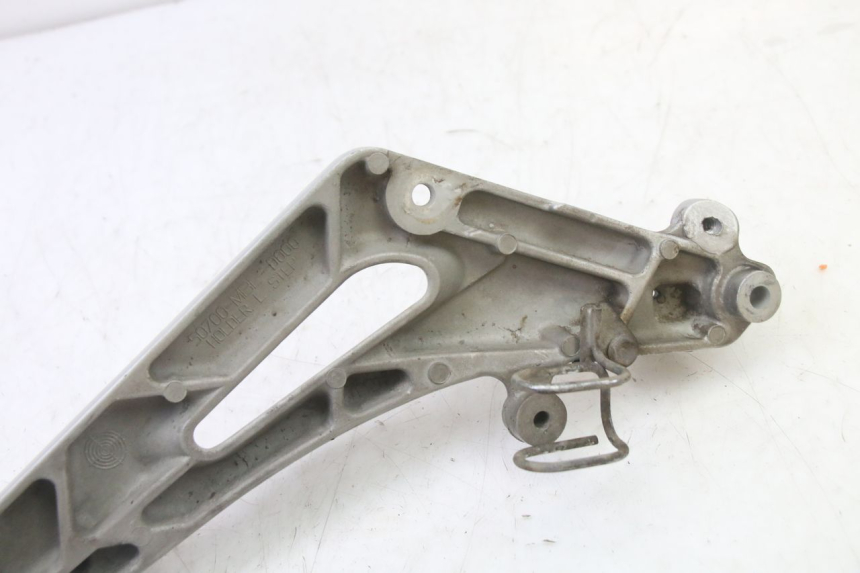 photo de PLATINE CALE PIED AVANT GAUCHE HONDA NTV DEAUVILLE 650 (2001 - 2006) - Points de fixation