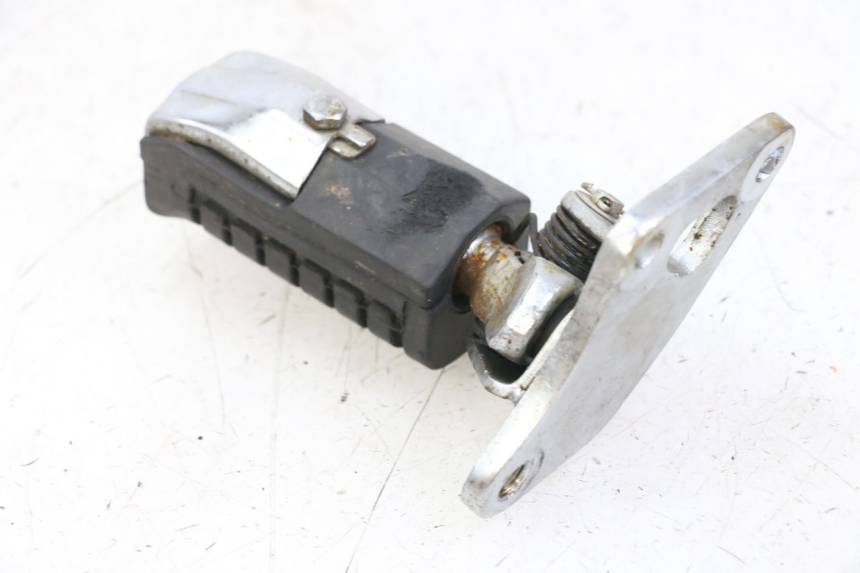 photo de PLATINE CALE PIED AVANT GAUCHE REGAL RAPTOR RAXTER 2 125 (2007 - 2015) - Gros plan technique