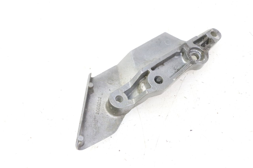 photo de PLATINE CALE PIED AVANT GAUCHE TRIUMPH SPRINT 900 (1995 - 1998) - Zoom état d’usage