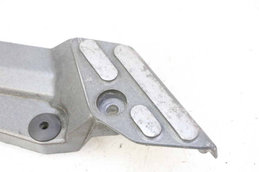 photo de PLATINE CALE PIED AVANT GAUCHE TRIUMPH SPRINT 900 (1995 - 1998) - Gros plan technique