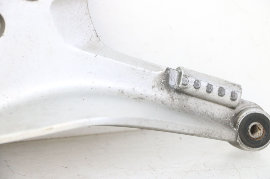 photo de PLATINE CALE PIED AVANT GAUCHE HONDA ST PAN EUROPEAN 1300 (2002 - 2013) - Détails caractéristiques