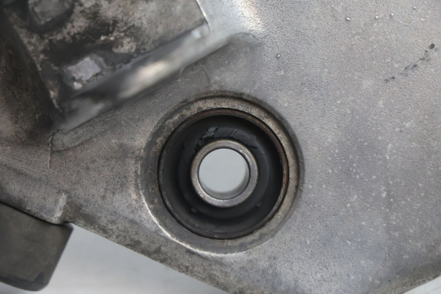photo de PLATINE CALE PIED AVANT GAUCHE HONDA ST PAN EUROPEAN 1100 (1990 - 2002) - Zoom état d’usage