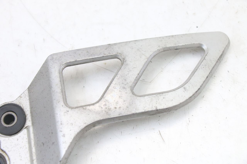 photo de PLATINE CALE PIED AVANT GAUCHE SUZUKI GSX F GSXF 650 (2007 - 2015) - Zoom état d’usage