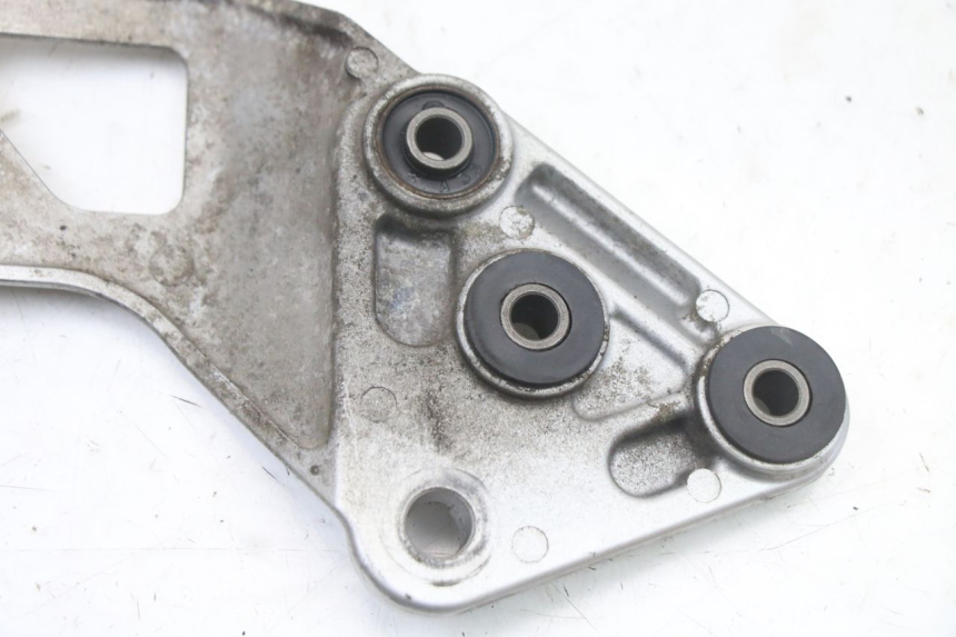 photo de PLATINE CALE PIED AVANT GAUCHE SUZUKI GSX F GSXF 650 (2007 - 2015) - Points de fixation