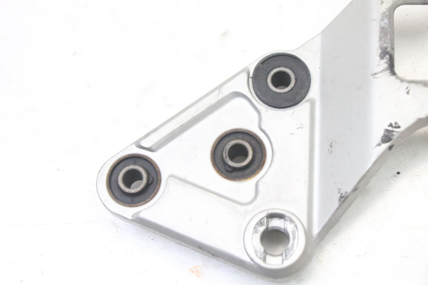 photo de PLATINE CALE PIED AVANT GAUCHE SUZUKI GSX F GSXF 650 (2007 - 2015) - Détail de la pièce