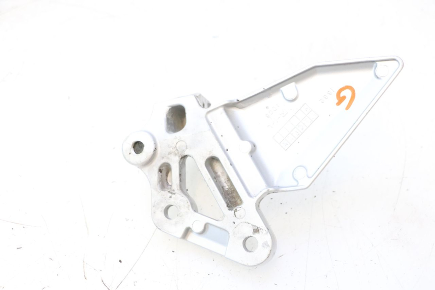photo de PLATINE CALE PIED AVANT GAUCHE SUZUKI SV S 650 (2003 - 2009) - Zoom état d’usage