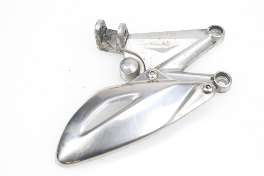 photo de PLATINE CALE PIED AVANT GAUCHE TRIUMPH STREET TRIPLE 675 (2007 - 2012) - Gros plan technique