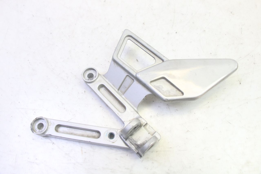 photo de PLATINE CALE PIED AVANT GAUCHE YAMAHA TZR 50 (2008 - 2016) - Vue principale
