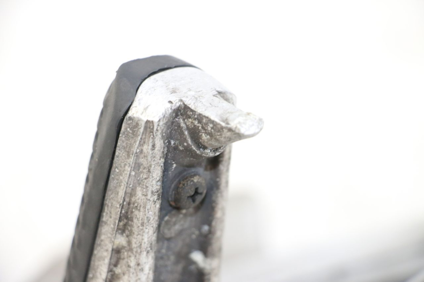 photo de PLATINE CALE PIED AVANT GAUCHE YAMAHA XJ600 XJ DIVERSION 600 (1992 - 1997) - Détail de la pièce