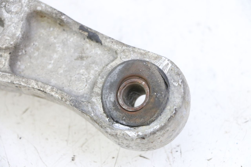 photo de PLATINE CALE PIED AVANT GAUCHE YAMAHA XJN DIVERSION 600 (2000 - 2003) - Gros plan technique