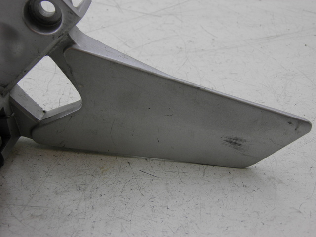 photo de PLATINE CALE PIED AVANT GAUCHE YAMAHA FJR 1300 (2004 - 2005) - Zoom état d’usage