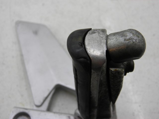 photo de PLATINE CALE PIED AVANT GAUCHE YAMAHA FJR 1300 (2004 - 2005) - Autre angle de vue