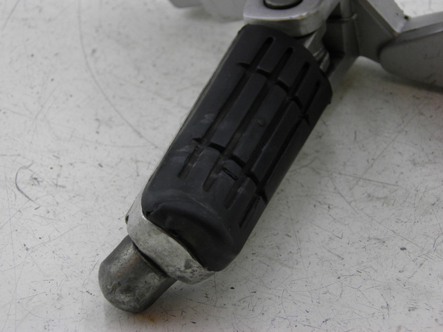 photo de PLATINE CALE PIED AVANT GAUCHE YAMAHA FJR 1300 (2004 - 2005) - Gros plan technique