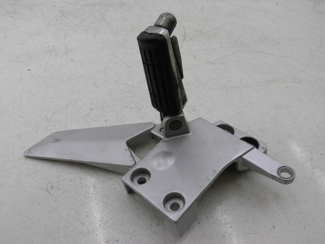 photo de PLATINE CALE PIED AVANT GAUCHE YAMAHA FJR 1300 (2004 - 2005) - Vue d’ensemble