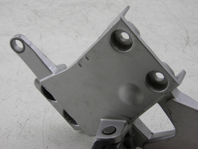 photo de PLATINE CALE PIED AVANT GAUCHE YAMAHA FJR 1300 (2004 - 2005) - Points de fixation