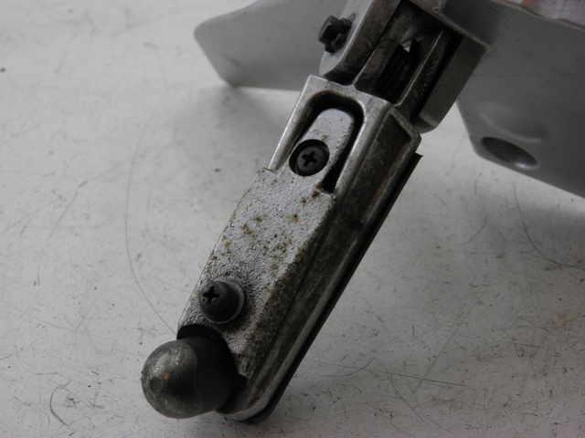 photo de PLATINE CALE PIED AVANT GAUCHE YAMAHA FJR 1300 (2004 - 2005) - État de surface