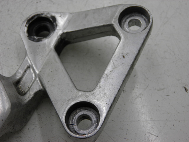 photo de PLATINE CALE PIED AVANT GAUCHE YAMAHA FZS FAZER 600 (1998 - 2001) - Détail de la pièce