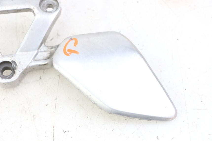 photo de PLATINE CALE PIED AVANT GAUCHE YAMAHA FZS FAZER 600 (2001 - 2003) - Détail de la pièce