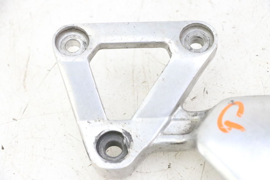 photo de PLATINE CALE PIED AVANT GAUCHE YAMAHA FZS FAZER 600 (2001 - 2003) - Zoom état d’usage