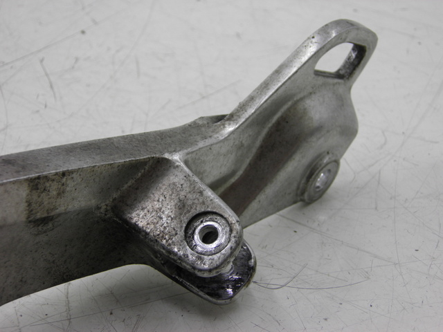 photo de PLATINE CALE PIED AVANT GAUCHE YAMAHA TDM 900 (2004 - 2006) - Détail de la pièce