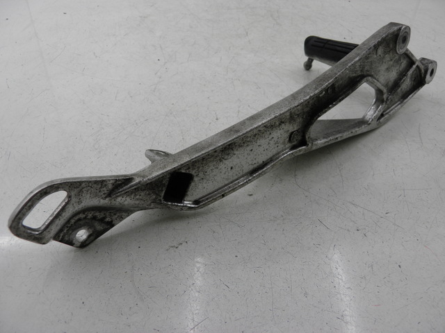photo de PLATINE CALE PIED AVANT GAUCHE YAMAHA TDM 900 (2004 - 2006) - Zoom état d’usage