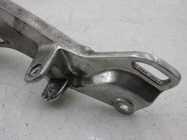 photo de PLATINE CALE PIED AVANT GAUCHE YAMAHA TDM 900 (2004 - 2006) - Gros plan technique