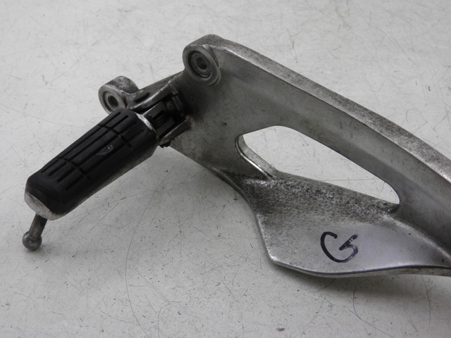 photo de PLATINE CALE PIED AVANT GAUCHE YAMAHA TDM 900 (2004 - 2006) - Points de fixation