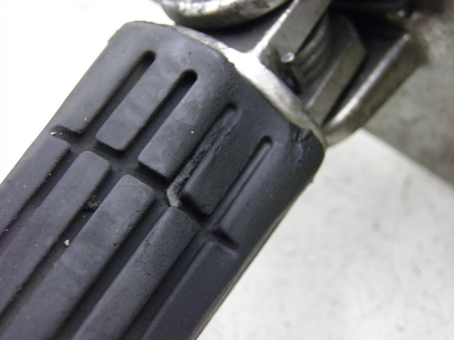 photo de PLATINE CALE PIED AVANT GAUCHE YAMAHA TDM 900 (2004 - 2006) - État de surface