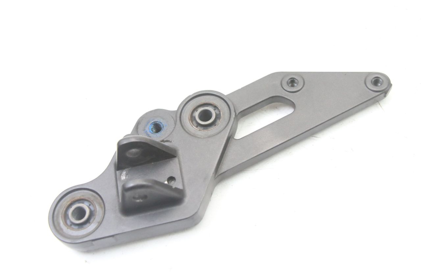photo de PLATINE CALE PIED AVANT GAUCHE YAMAHA TRACER 7 700 (2020 - 2024) - Détail de la pièce